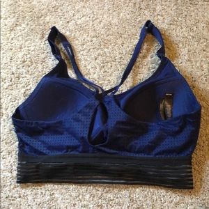 Sports bra. Never worn. Great condition.